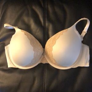 Cacique Bra. Size 44DD. Full coverage.